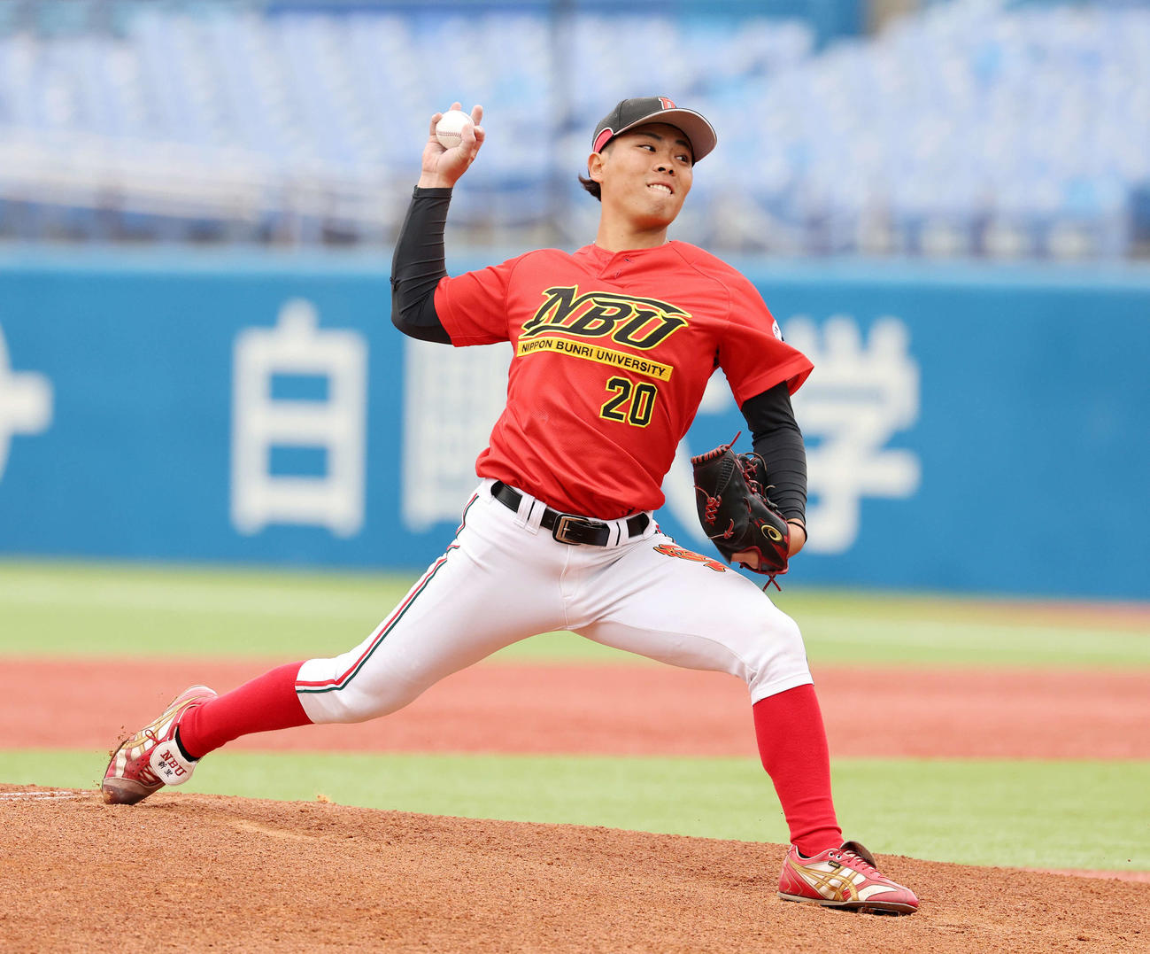 大商大対日本文理大　力投する日本文理大先発の新里（撮影・鈴木正人）