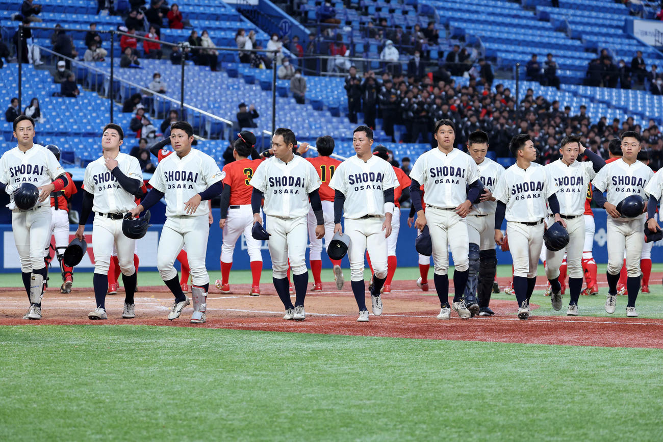 大商大対日本文理大　敗戦し引き揚げる大商大の選手たち（撮影・鈴木正人）