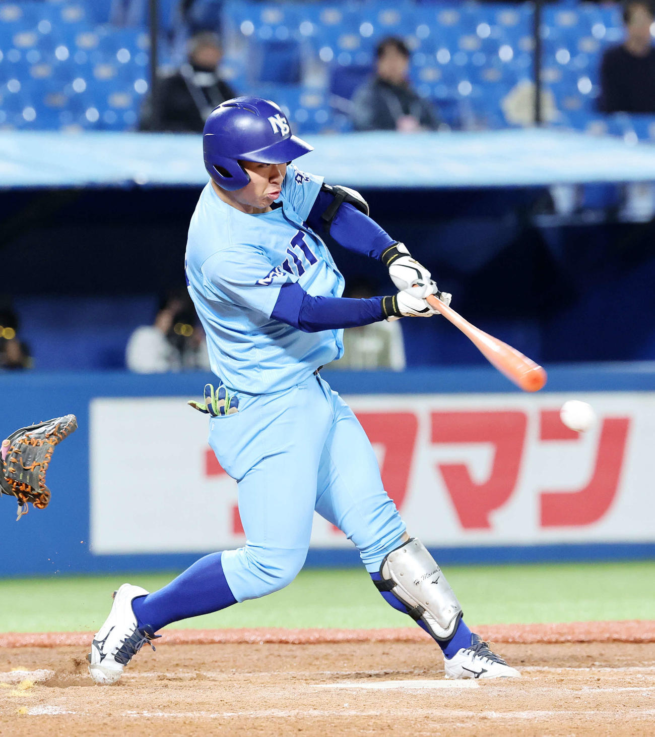 日体大対中部学院大　5回表日体大無死一、三塁、門馬は遊内野適時打を放つ（撮影・鈴木正人）