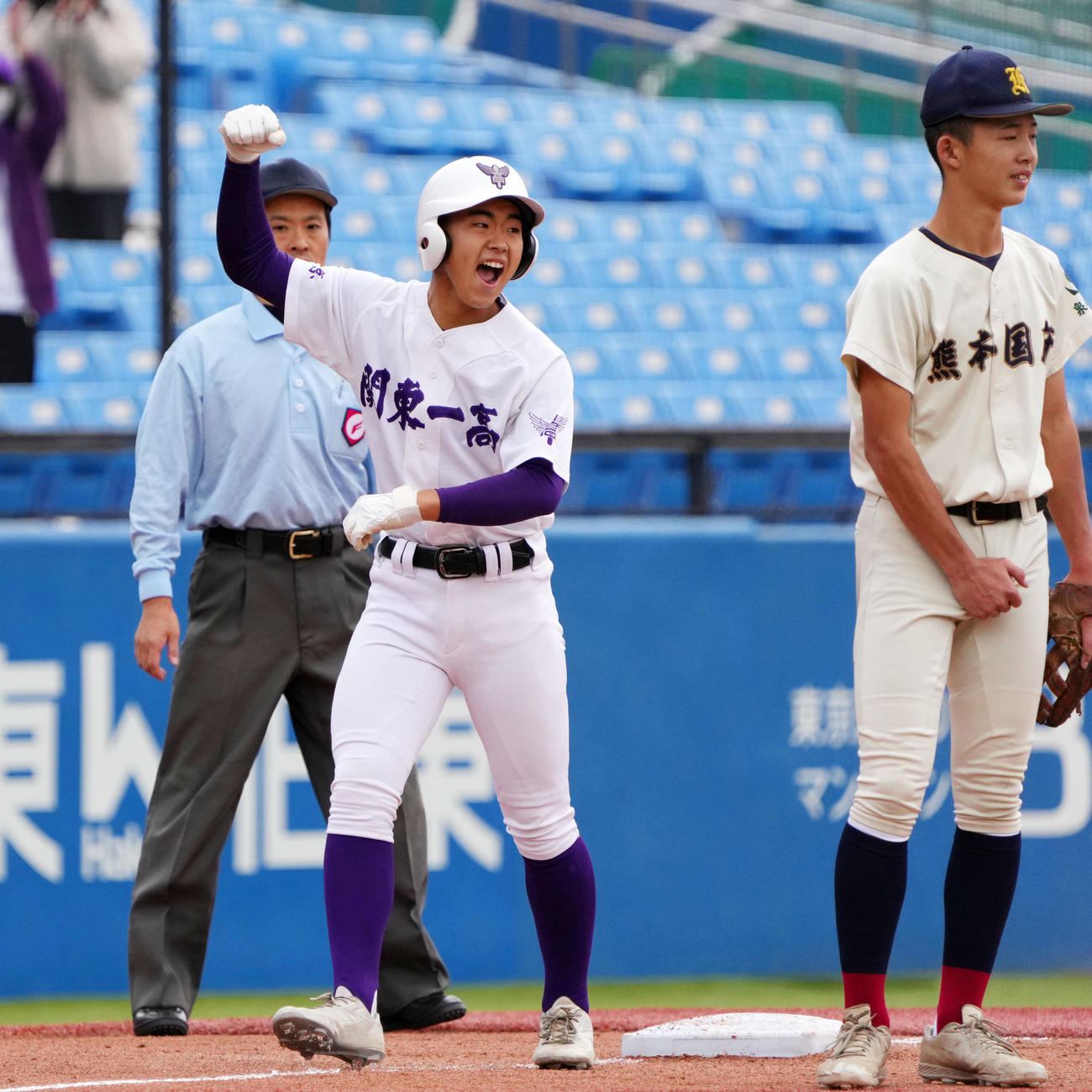 関東第一対熊本国府　5回表関東第一2死二塁、右翼線へ適時三塁打を放ちガッツポーズする堀江（中央）（撮影・横山健太）