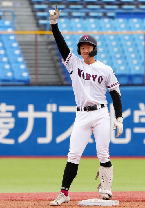 広陵対星稜　1回表広陵無死満塁、左中間へ3点適時三塁打を放ち笑顔を見せる只石（撮影・横山健太）
