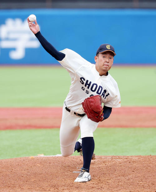 大商大対日本文理大　力投する大商大先発の上田（撮影・鈴木正人）