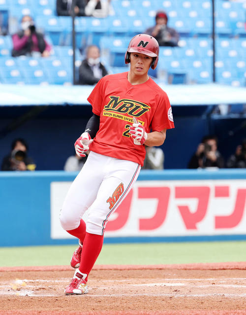 大商大対日本文理大　1回裏2死一、三塁、中溝の暴投振り逃げで三塁走者の東門が生還（撮影・鈴木正人）