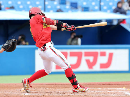 大商大対日本文理大　3回裏日本文理大2死二、三塁、中溝は左越え適時三塁打を放つ（撮影・鈴木正人）