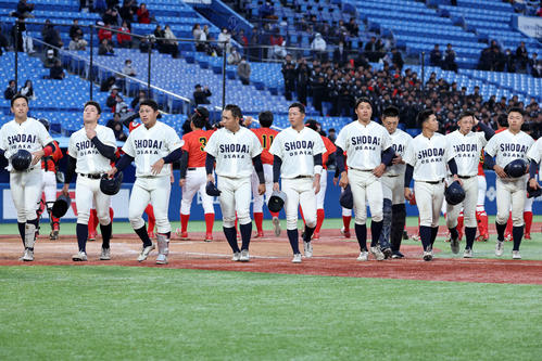 大商大対日本文理大　敗戦し引き揚げる大商大の選手たち（撮影・鈴木正人）