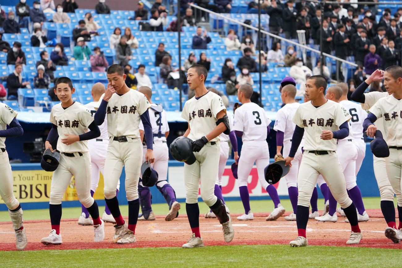 関東第一対熊本国府　関東第一に敗れ肩を落とし引き揚げる熊本国府ナイン（撮影・横山健太）