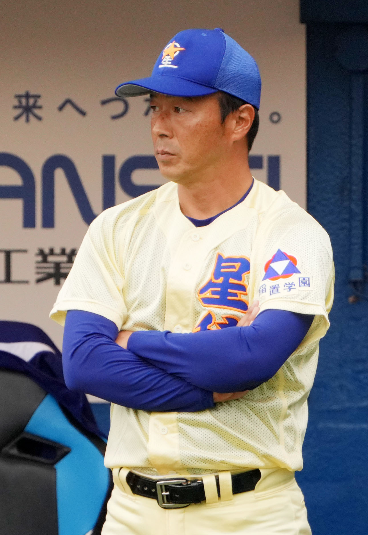 広陵対星稜　試合を見つめる星稜・山下監督（撮影・横山健太）