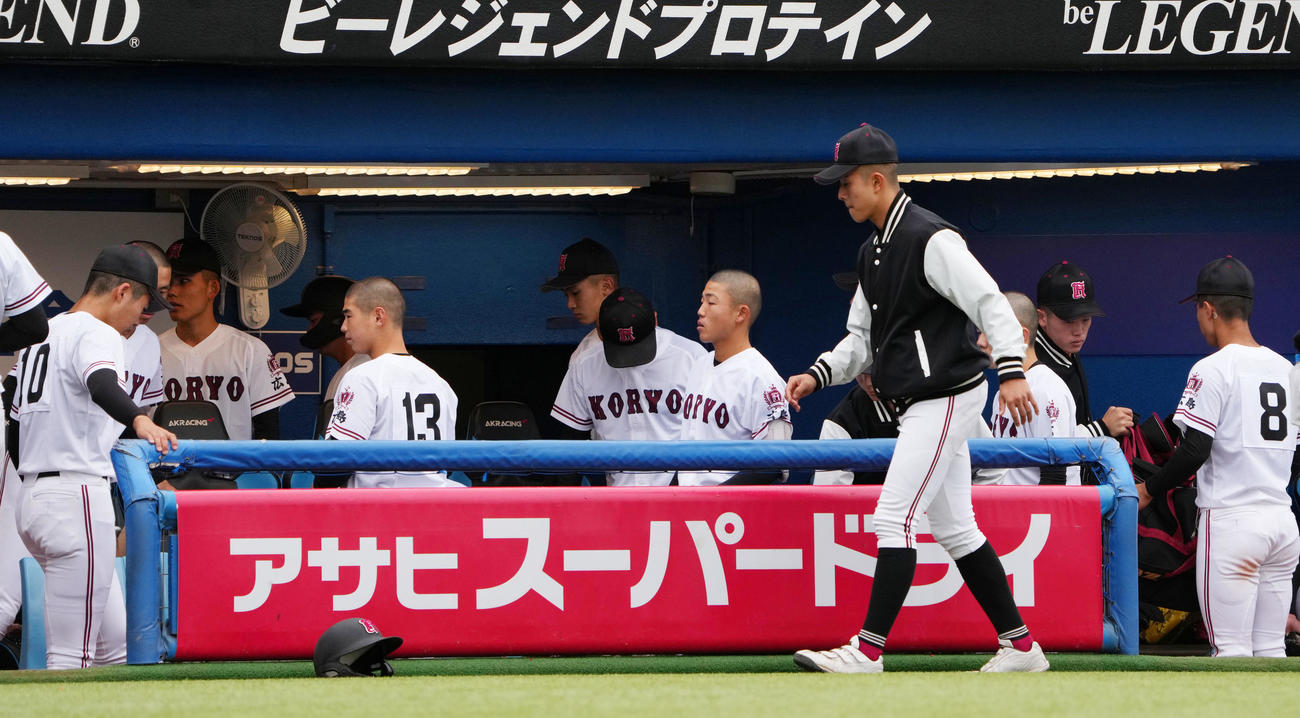 広陵対星稜　星稜に敗れ肩を落とす広陵ナイン（撮影・横山健太）