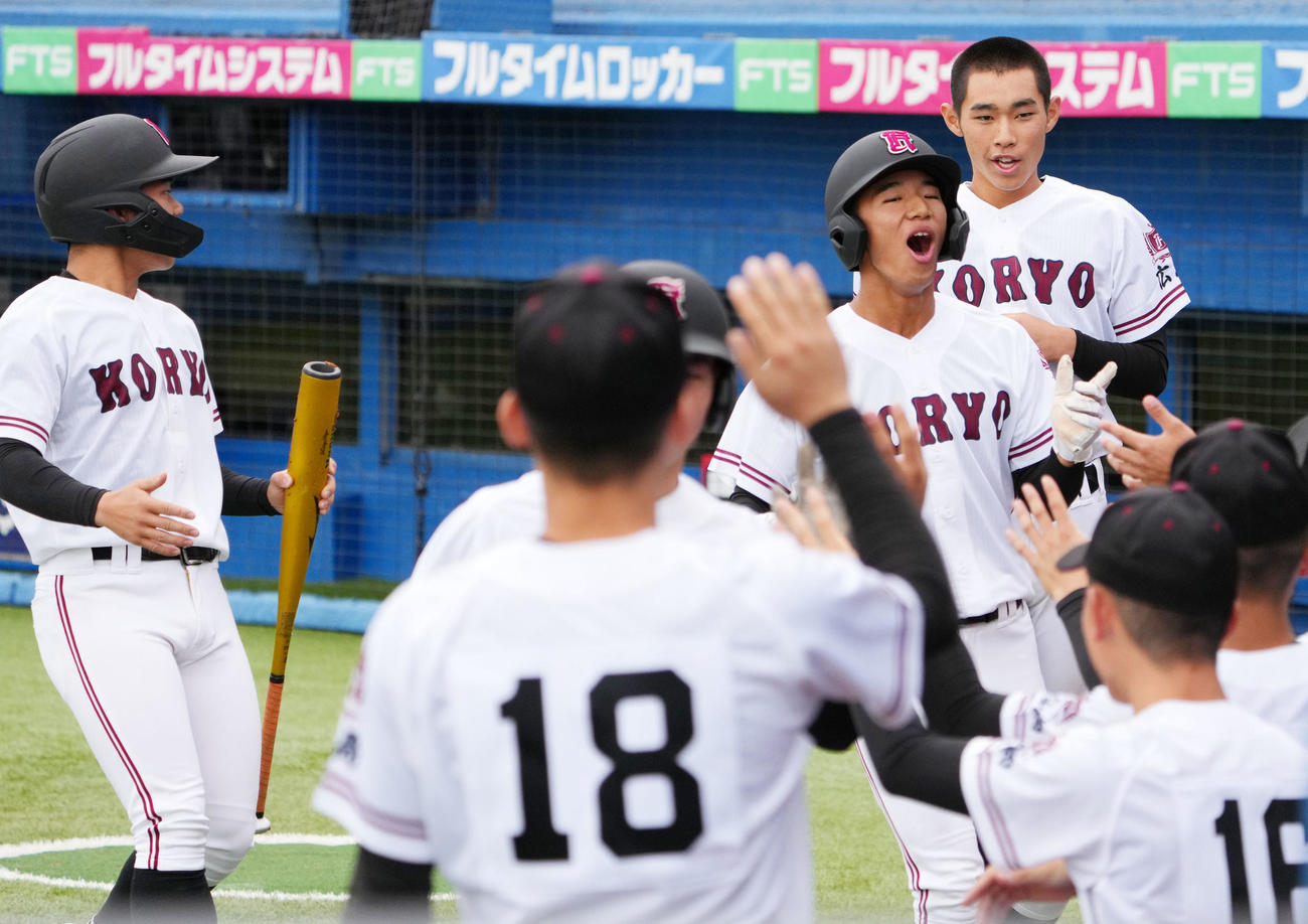 広陵対星稜　1回表広陵無死満塁、只石の左中間への3点適時三塁打で先制点を奪い歓喜する広陵ナイン（撮影・横山健太）