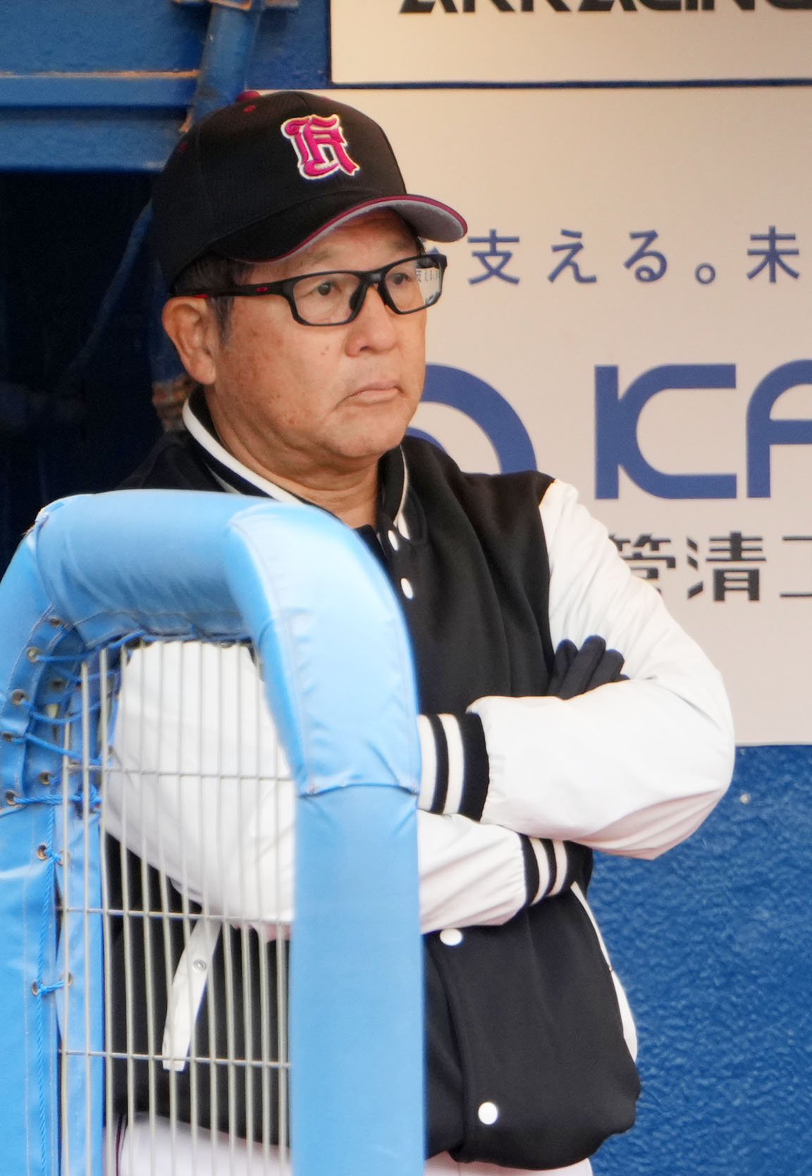 広陵対星稜　試合を見つめる広陵・中井監督（撮影・横山健太）