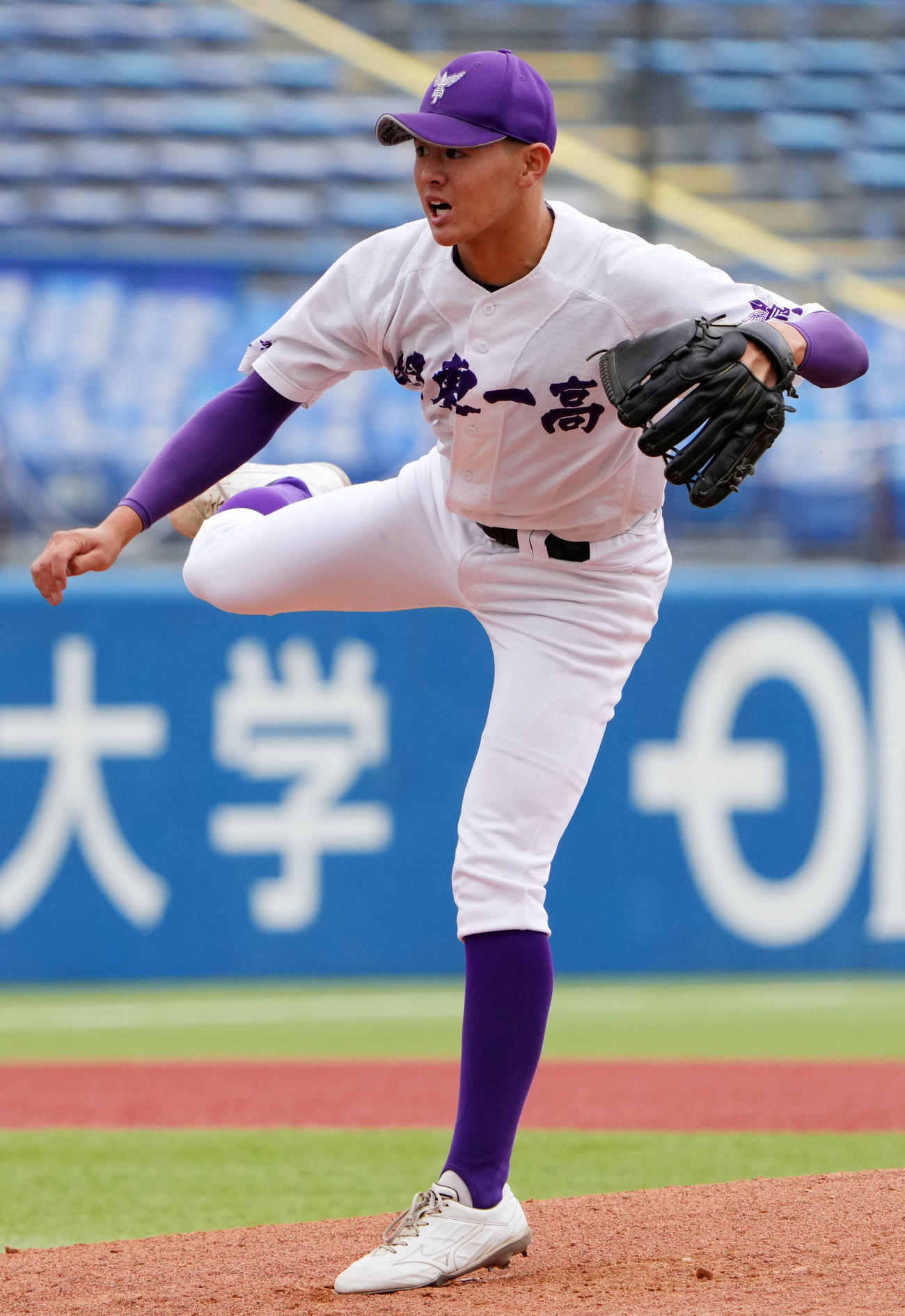 関東第一対熊本国府　5回裏から登板した関東第一・坂井（撮影・横山健太）