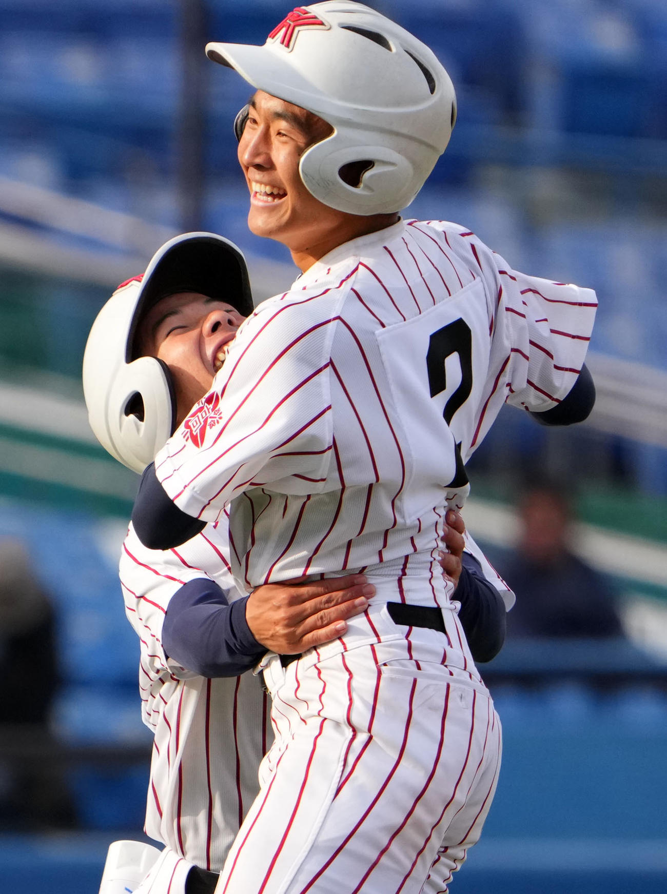 高知対豊川　11回裏タイブレーク豊川2死二、三塁、中越え2点適時打を放ちチームメートと抱き合う高橋（右）（撮影・横山健太）