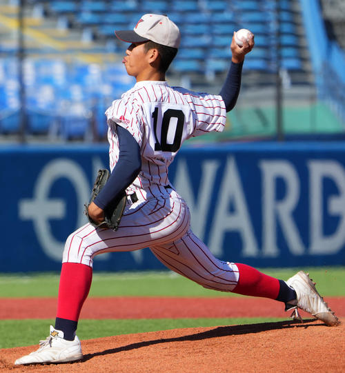 高知対豊川　力投する豊川先発の中西（撮影・横山健太）