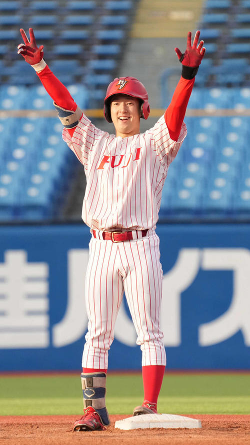 上武大対富士大　2回裏富士大1死一、三塁、佐藤は先制左適時二塁打を放ち大喜び（撮影・小沢裕）