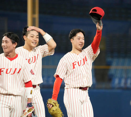 上武大対富士大　完封勝利を収めた富士大先発の佐藤（右）はスタンドの声援に応える（撮影・小沢裕）