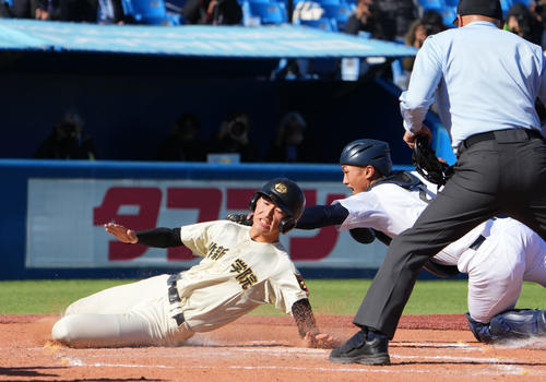 北海対作新学院　10回裏タイブレーク1死満塁、小川亜の中前2点適時打で生還する石毛（撮影・横山健太）