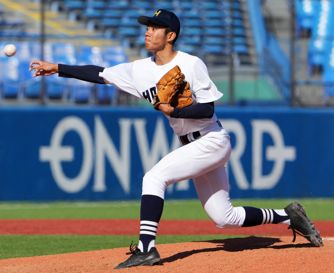 北海対作新学院　10回裏から登板した北海・新屋敷（撮影・横山健太）