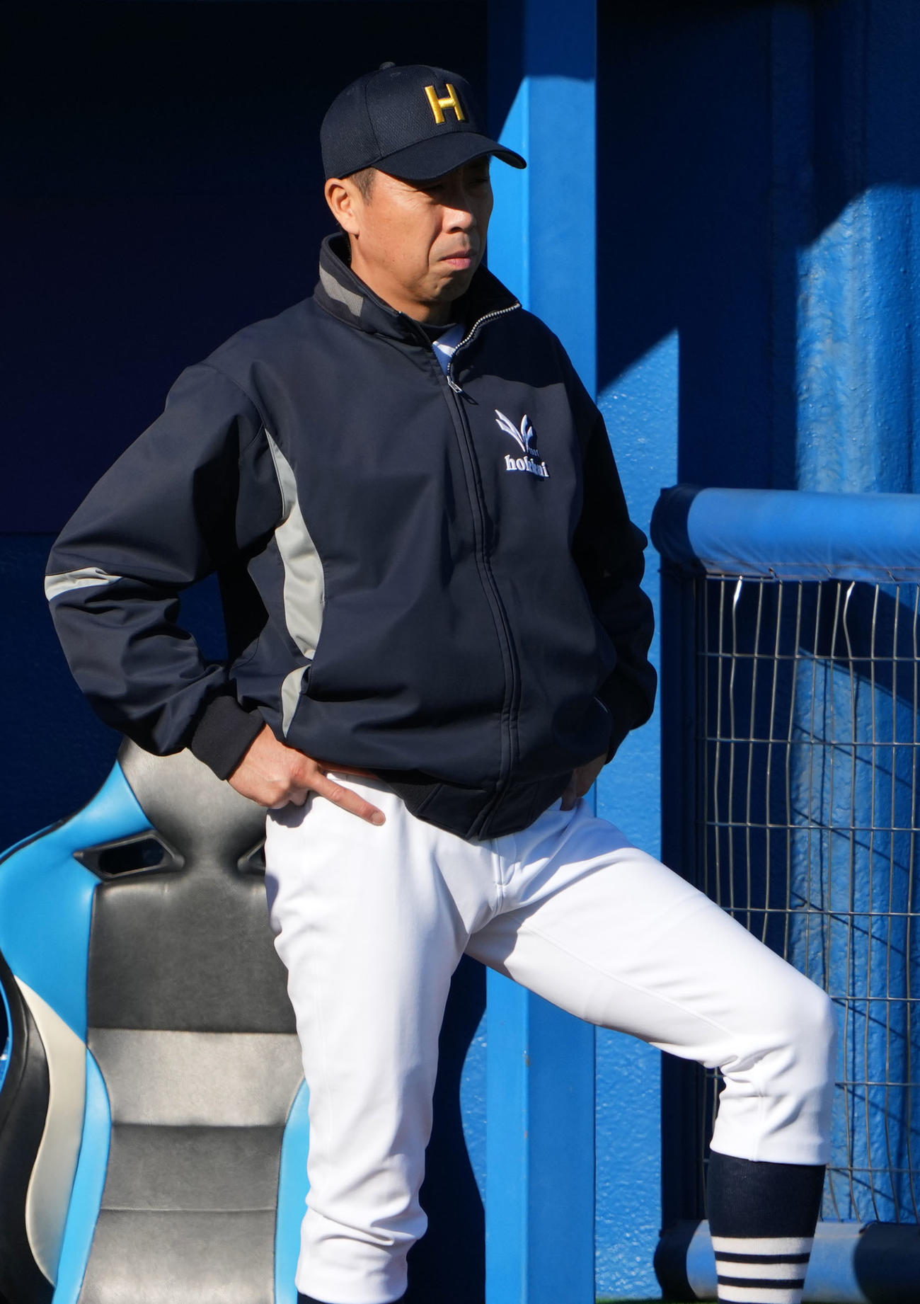 北海対作新学院　試合を見つめる北海・平川監督（撮影・横山健太）