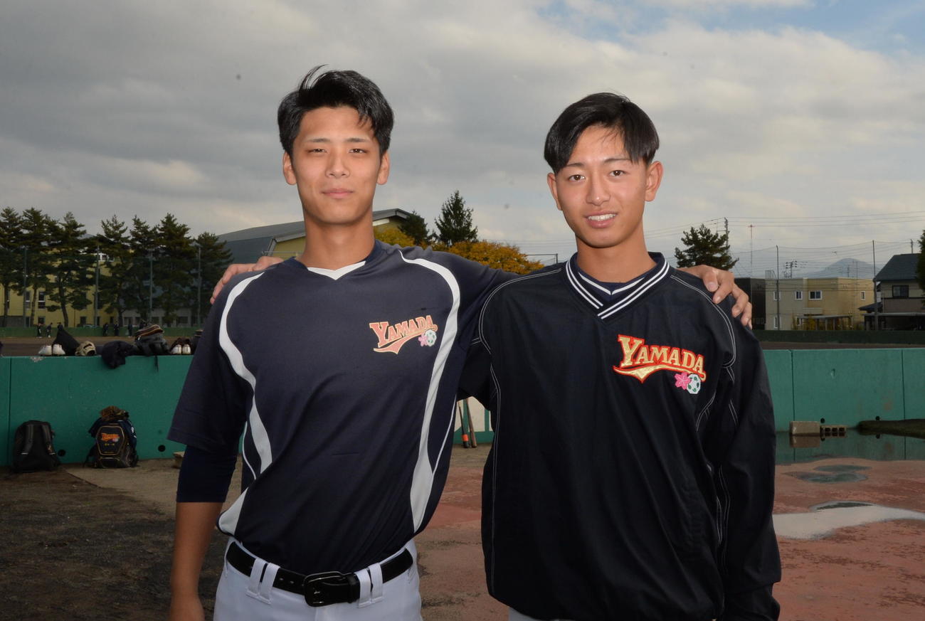 笑顔で肩を組む、関（左）と桜田（撮影・濱本神威）
