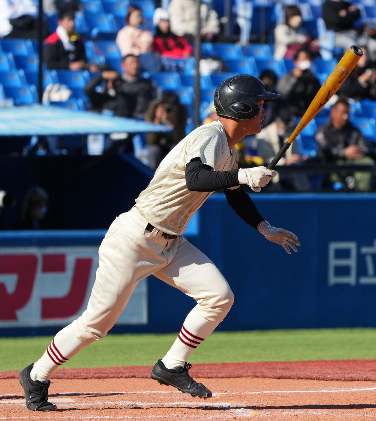北海対作新学院　10回裏タイブレーク1死満塁、中前2点適時打を放つ小川亜（撮影・横山健太）