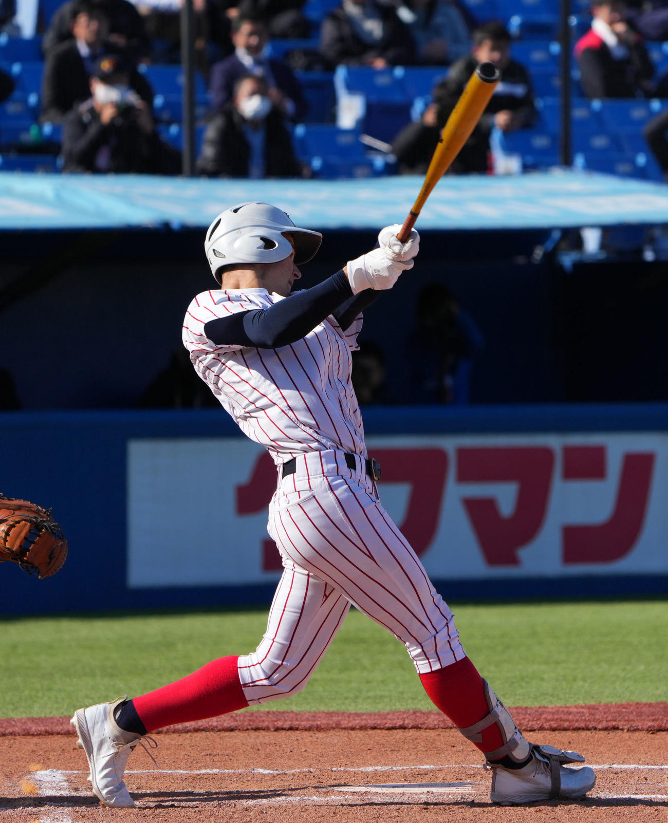 高知対豊川　6回裏豊川1死一、二塁、右翼線へ適時二塁打を放つモイセエフ（撮影・横山健太）