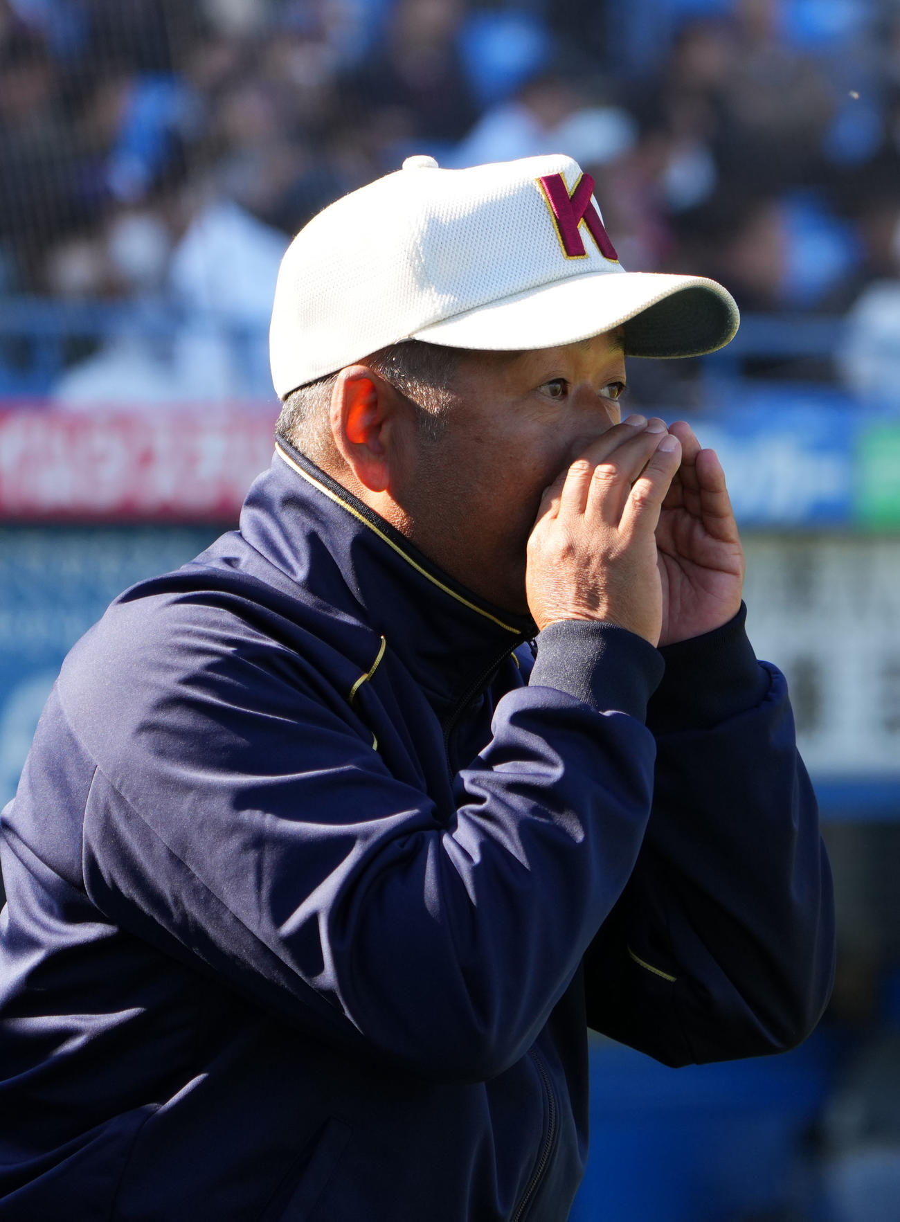 高知対豊川　指示を出す高知・浜口監督（撮影・横山健太）