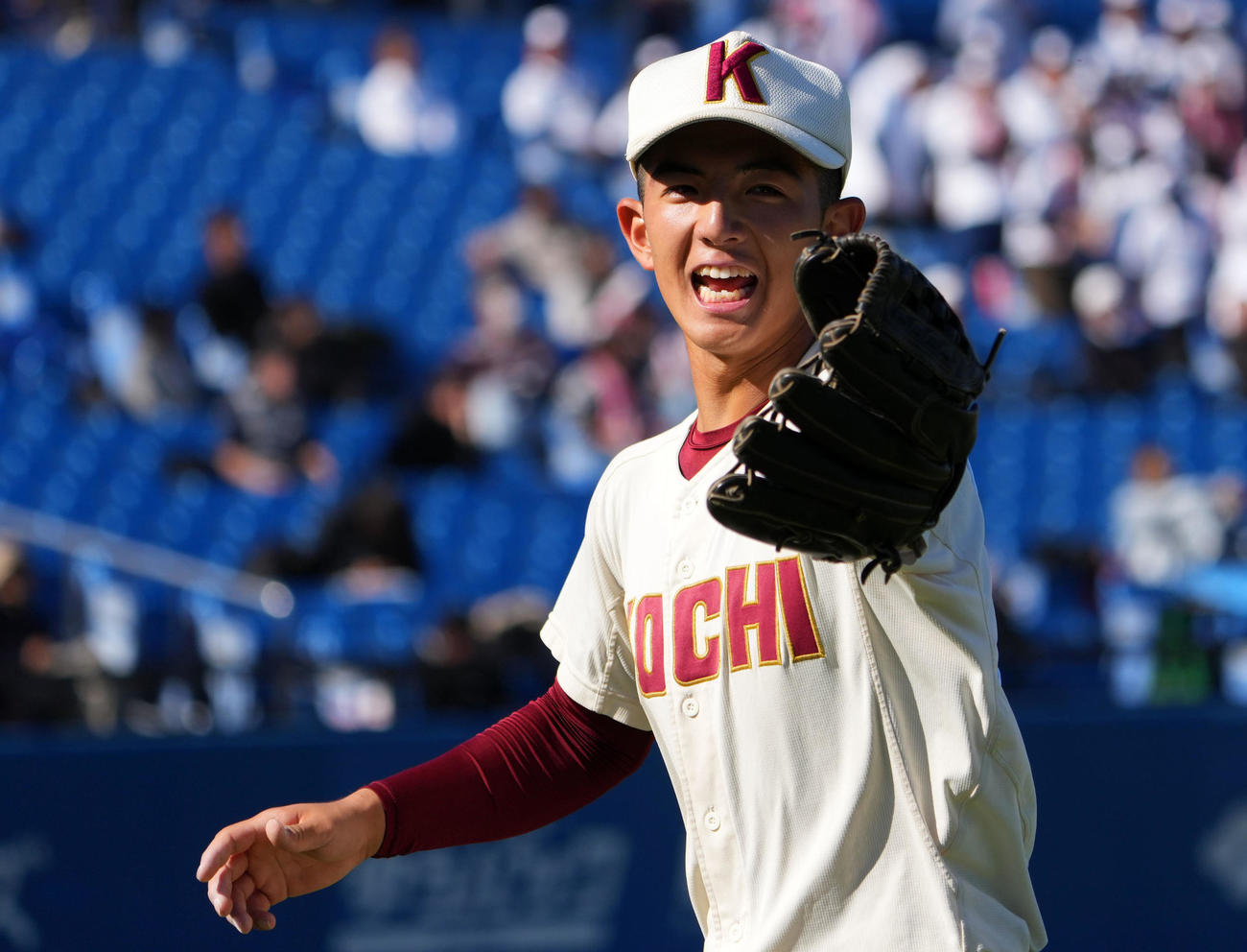 高知対豊川　4回裏を無失点に抑え笑顔を見せる高知・辻井（撮影・横山健太）