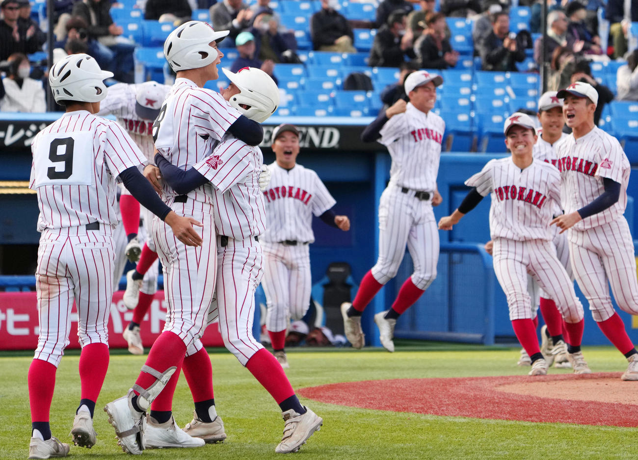 高知対豊川　11回裏タイブレーク豊川2死二、三塁、高橋の中越え2点適時打でサヨナラ勝ちし歓喜するモイセエフ（左から3人目）ら豊川ナイン（撮影・横山健太）