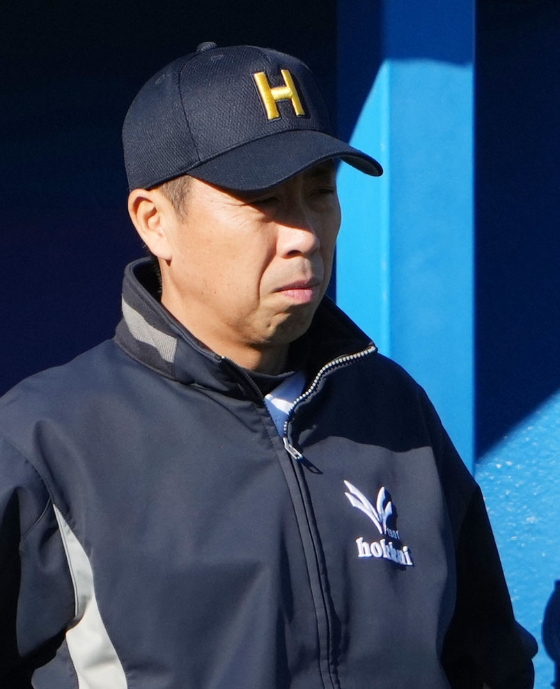 北海対作新学院　戦況を見守る北海・平川監督（撮影・横山健太）