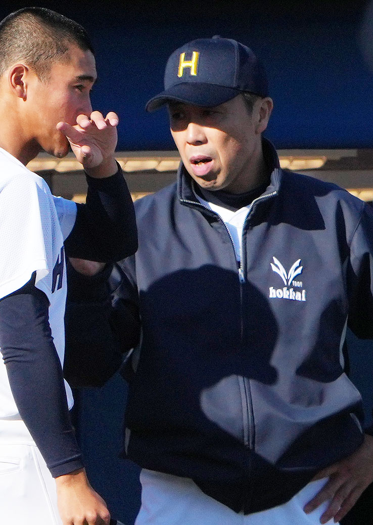 北北海対作新学院　ナインと言葉を交わす北海・平川督（右）（撮影・横山健太）