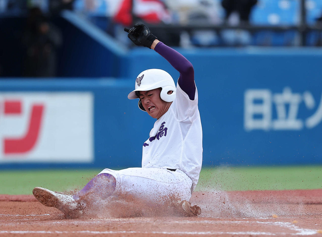 大阪桐蔭対関東第一　6回裏関東第一1死満塁、坂本の内野安打で生還する坂井（撮影・河田真司）