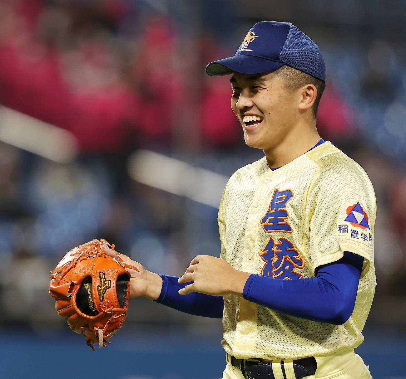 青森山田対星稜　3回表を3者凡退に抑え、笑顔でベンチに戻る星稜・道本（撮影・河田真司）