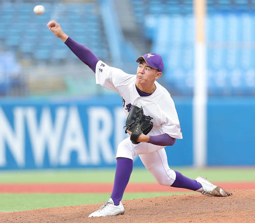 大阪桐蔭対関東第一　6回表、力投する関東第一・坂井（撮影・河田真司）