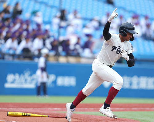 大阪桐蔭対関東第一　6回表大阪桐蔭1死二塁、左翼線に適時二塁打を放つラマル（撮影・河田真司）