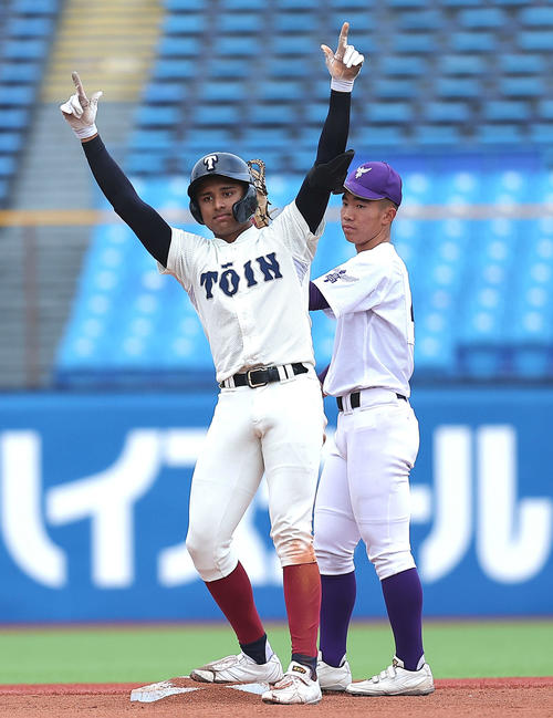 大阪桐蔭対関東第一　6回表大阪桐蔭1死二塁、左翼線に適時二塁打を放ちポーズを決めるラマル（撮影・河田真司）