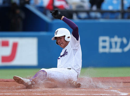 大阪桐蔭対関東第一　6回裏関東第一1死満塁、坂本の内野安打で生還する坂井（撮影・河田真司）