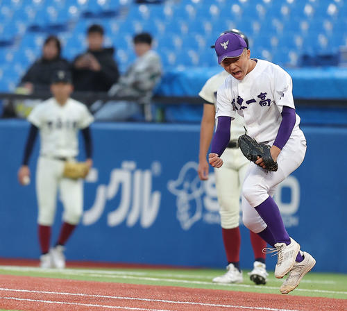 大阪桐蔭対関東第一　9回表、最終打者を仕留め大阪桐蔭に勝利しガッツポーズする関東第一・大後（撮影・河田真司）