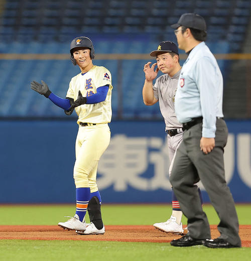 青森山田対星稜　3回裏星稜1死二塁、同点適時二塁打を放ち出塁する芦■（■は土ヘンに谷）（撮影・河田真司）
