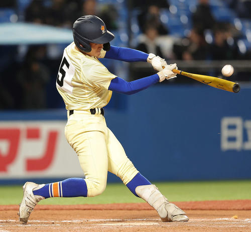青森山田対星稜　3回裏星稜1死二塁、左越え2点本塁打を放つ萩原（撮影・河田真司）