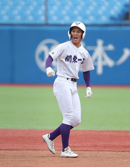 大阪桐蔭対関東第一　1回裏関東第一無死、中前打で出塁する飛田（撮影・河田真司）