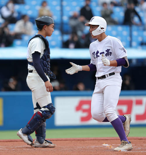 大阪桐蔭対関東第一　3回裏関東第一2死一塁、左越え2点本塁打で生還する熊谷（撮影・河田真司）
