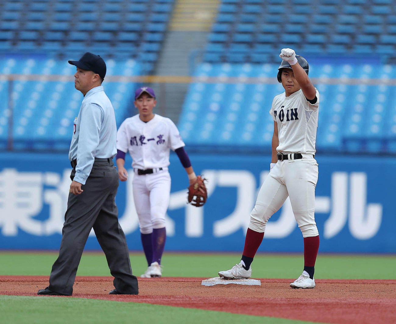 大阪桐蔭対関東第一　6回表大阪桐蔭1死二、三塁、中越え2点適時二塁打を放ち出塁する徳丸（撮影・河田真司）