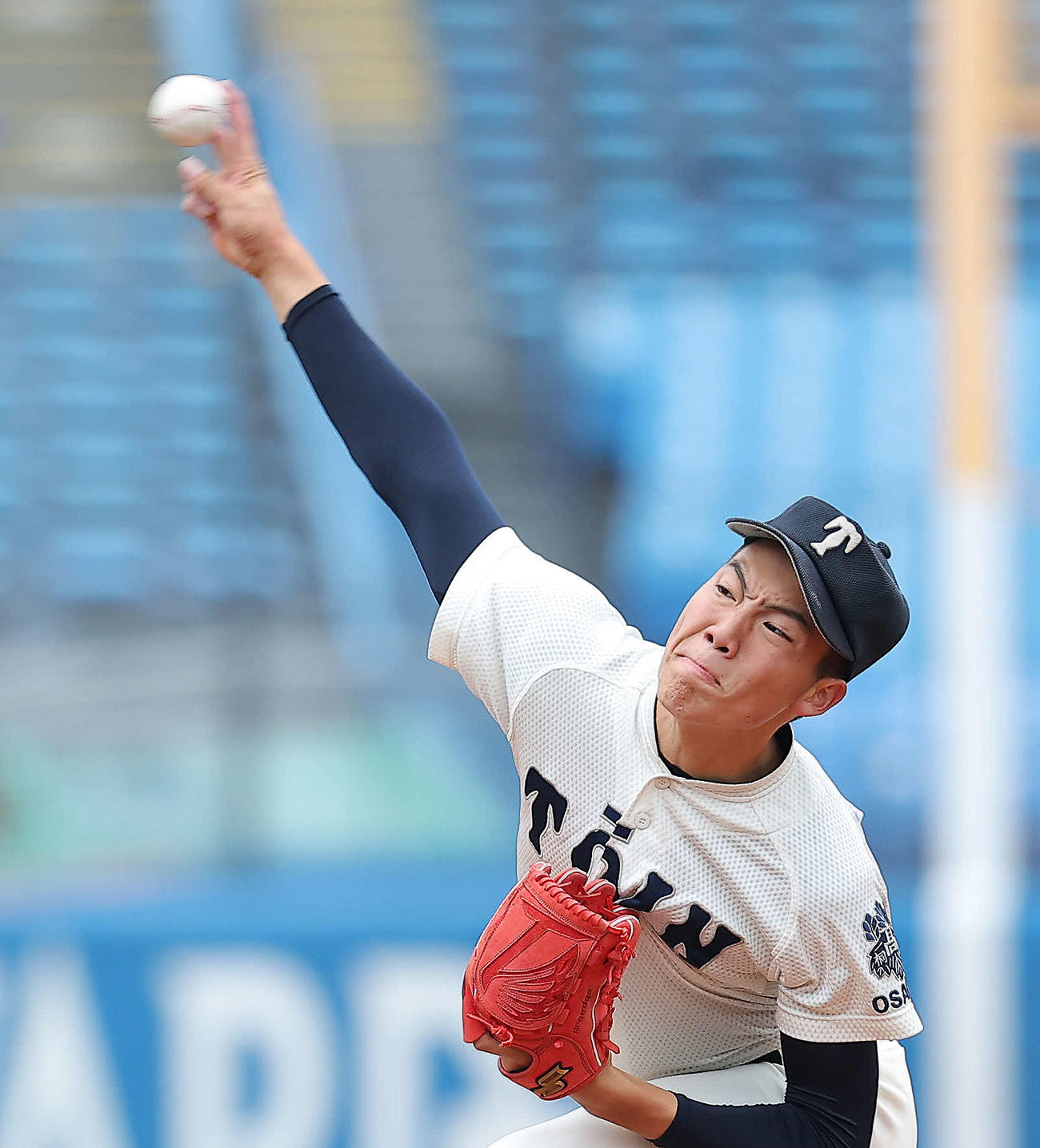 大阪桐蔭対関東第一　3回裏、力投する大阪桐蔭・平嶋（撮影・河田真司）
