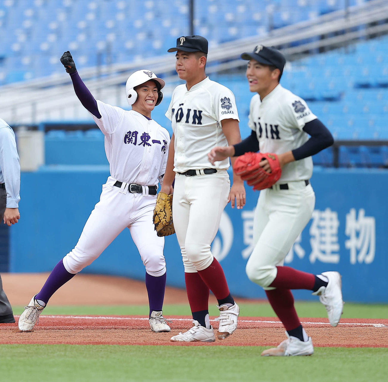 大阪桐蔭対関東第一　1回裏関東第一2死三塁、左前先制適時打を放ち出塁する高橋（左）（撮影・河田真司）
