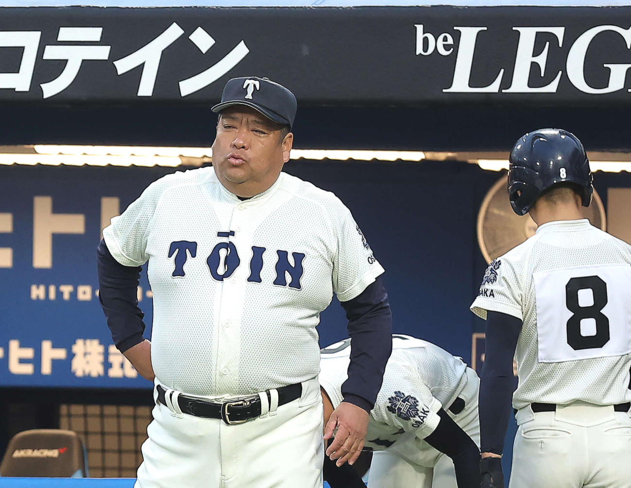 大阪桐蔭対関東第一　関東第一に敗れ、険しい表情を浮かべながら整列に向かう大阪桐蔭・西谷監督（撮影・河田真司）