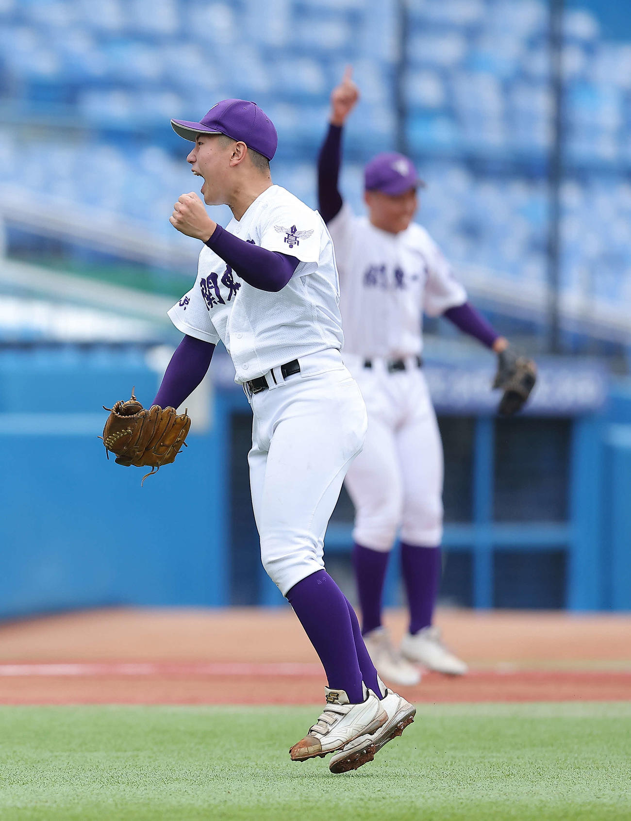 大阪桐蔭対関東第一　4回表大阪桐蔭2死三塁、吉野を中飛に抑えガッツポーズする関東第一・畠中（撮影・河田真司）