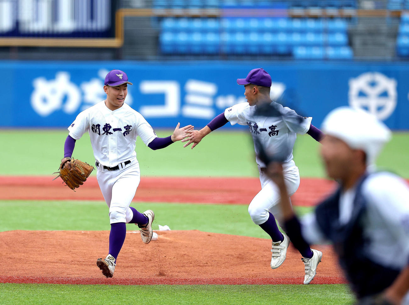 大阪桐蔭対関東第一　1回表を抑えベンチに戻る関東第一・畠中（左）（撮影・河田真司）