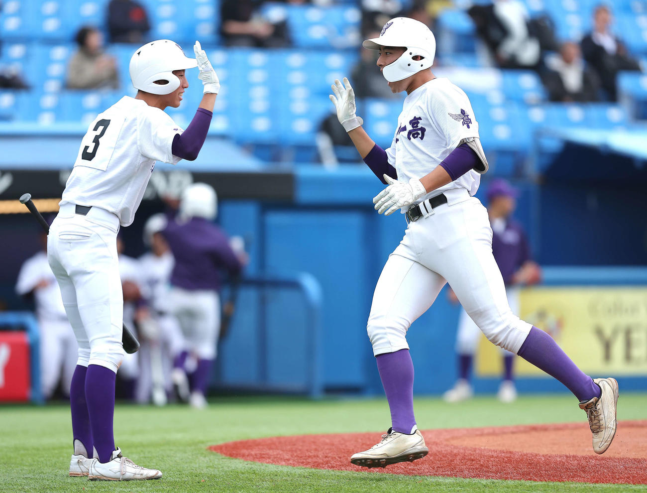 大阪桐蔭対関東第一　3回裏関東第一2死一塁、左越え2点本塁打で生還する熊谷（右）（撮影・河田真司）