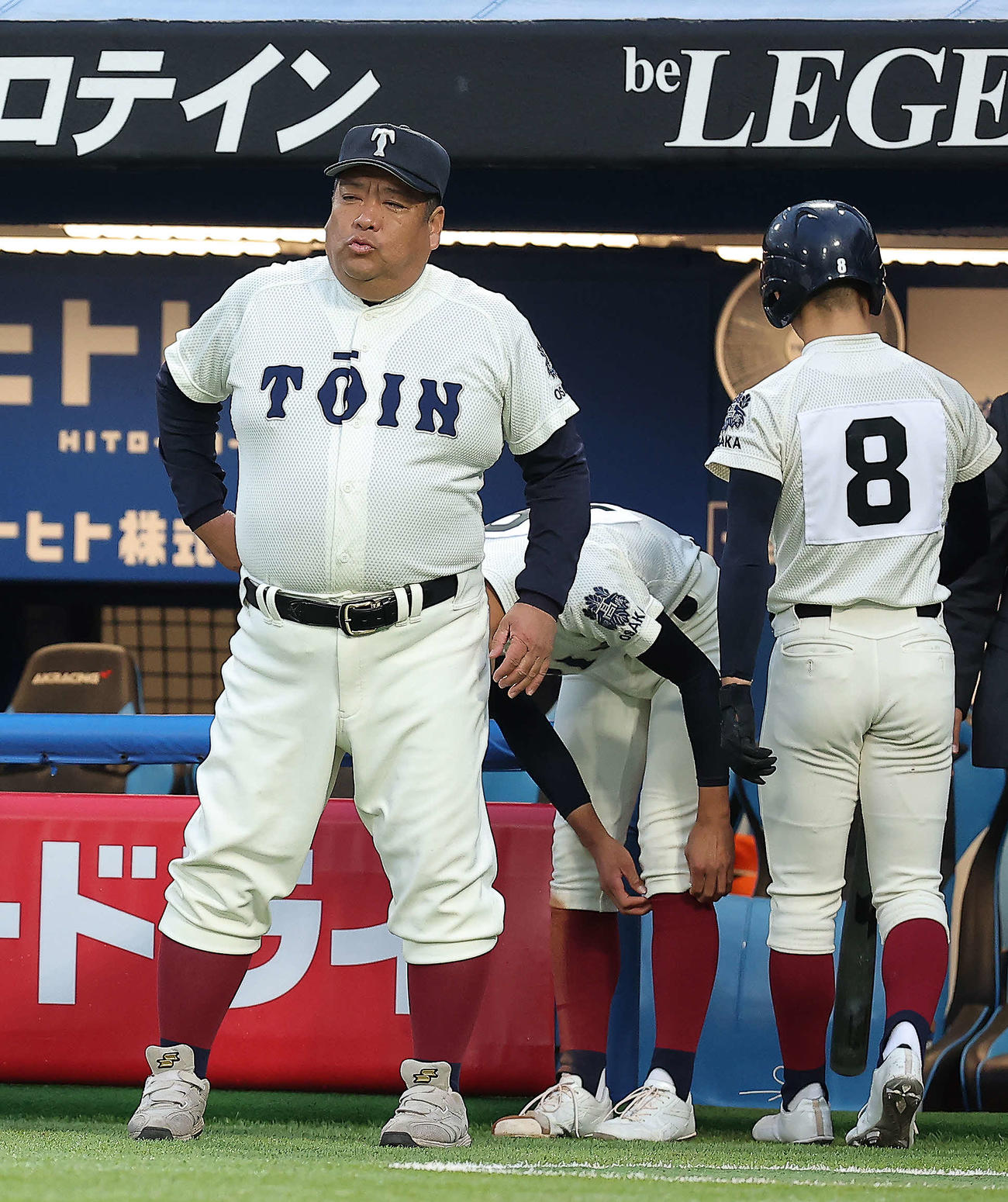大阪桐蔭対関東第一　関東第一に敗れ、険しい表情を浮かべながら整列に向かう大阪桐蔭・西谷監督（撮影・河田真司）