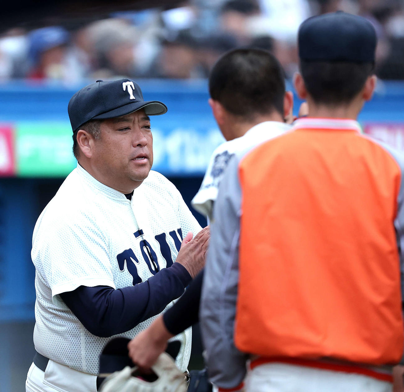 大阪桐蔭対関東第一　7回裏を終え、選手を迎える大阪桐蔭・西谷監督（撮影・河田真司）
